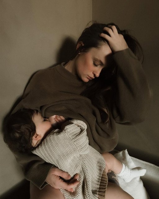 Mãe cansada de madrugada